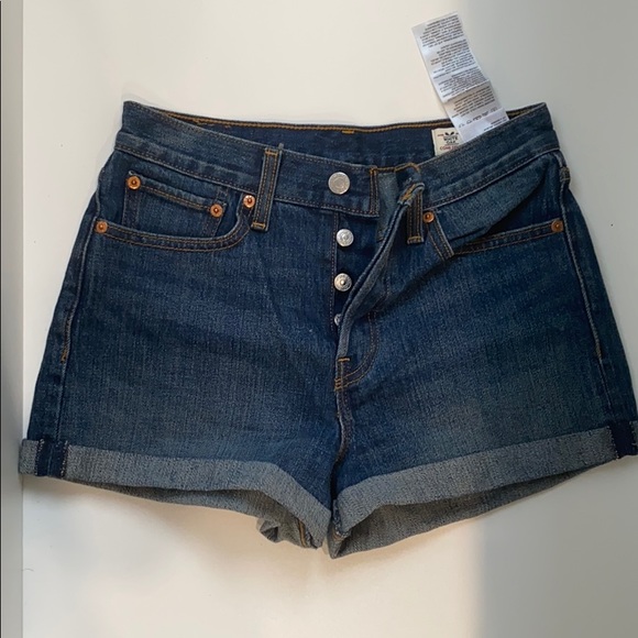 Brand new Levi shorts - Picture 1 of 4